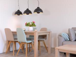 a dining room with a table and chairs at Ohlerich Speicher App_ 20 in Wismar +14 photos