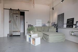 a living room with a couch and a table at Ohlerich Speicher App_ 17 in Wismar