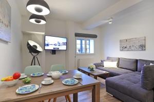 a living room with a couch and a table at Ohlerich Speicher App_ 04 in Wismar