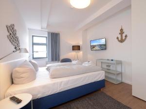 a bedroom with a large bed and a table at Ohlerich Speicher App_ 25 in Wismar +10 photos