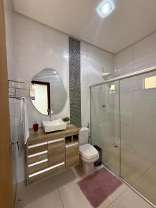 a bathroom with a toilet and a sink and a shower at Casa grande e confortável! in Petrolina