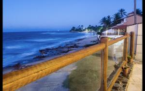 a view of the beach from a wooden fence at Fran de Fransquinha in Taíba