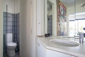 Koupelna v ubytování Modern Fully Equipped Apartment with Balcony and Rooftop - CT1