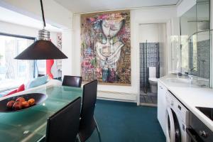 Kuchyň nebo kuchyňský kout v ubytování Modern Fully Equipped Apartment with Balcony and Rooftop - CT1