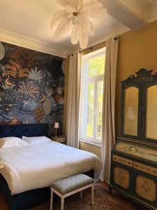 a bedroom with a large bed and a window at Chateau entierement privatise in Hannut