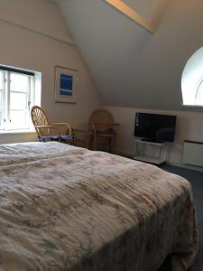 En eller flere senge i et værelse på Reersø Kro