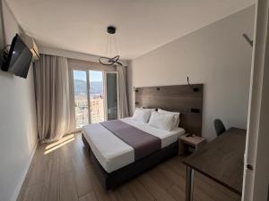 Llit o llits en una habitació de Anthousa Hotel