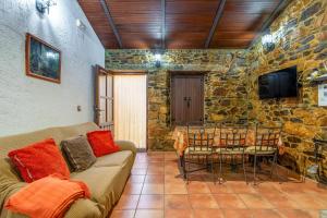a living room with a couch and a table at Casa rural rio yeguas in Azuel