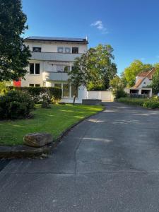 an empty street in front of a white building at Appartement zum Grünen Bär klimatisiert in Holzminden