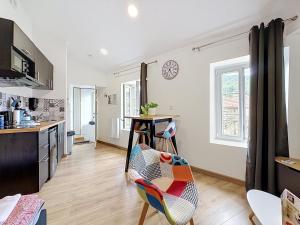 a living room with a kitchen and a table at Le Montgy - Studio tout confort à Royat National N1 in Royat