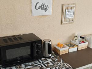 a microwave sitting on top of a kitchen counter at H Arkanta in Arganda del Rey