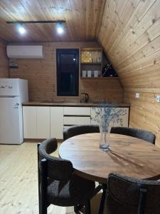 a kitchen and dining room with a table and chairs at Hillside Shilda in Shilda