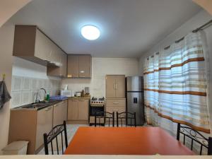 a kitchen with a table and chairs in a room at Sterappel Sun Stay in Paramaribo
