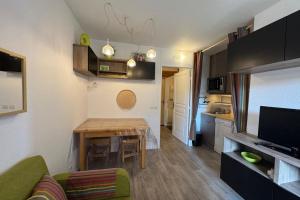 a small apartment with a table and a kitchen at Appart T2 pers Risoul Proche pistes in Risoul