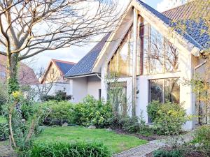 a white house with a garden in front of it at Niederrheinhaus in Rheinberg