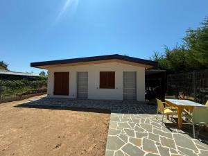 a small house with a table in front of it at Velipoja Guest House 1 in Velipojë