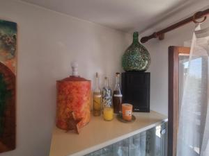 a shelf with vases and drinks on it at Casa Mersino in Lindar