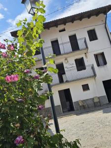 a building with a pole and flowers in front of it at Casa Mersino in Lindar +10 photos