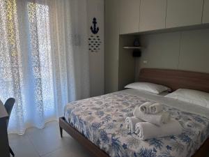 a bedroom with two towels on a bed at B&B le Pontine in Gaeta