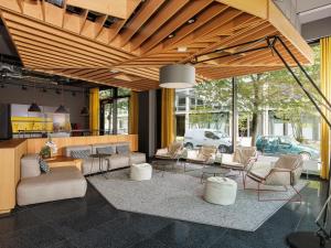 a lobby with a lot of chairs and tables at smartments München Parkstadt Schwabing in Munich