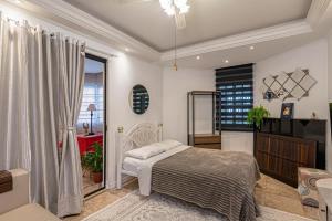 a bedroom with a bed and a window at Pavilhão Egípcio in Curitiba +25 photos