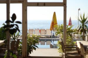 a view of the ocean from the patio of a restaurant at Hakan Pension in Merdivenlikuyu