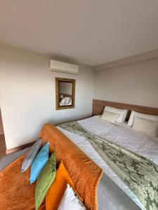 a bedroom with two beds with pillows at Vista Azul Hotel Frente Pedra Azul in Pedra Azul +33 photos