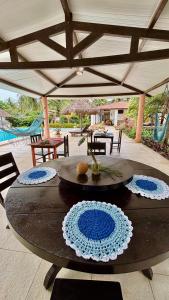 a table with blue and white plates on top of it at Pousada em Paracuru Casa Eco Kite Surf & Relax in Paracuru
