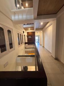 a hallway with two sinks in a building at Hotel Aman in Nārkanda