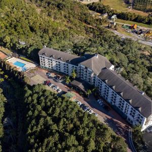 an overhead view of a building with a parking lot at Vista Azul Hotel Frente Pedra Azul in Pedra Azul