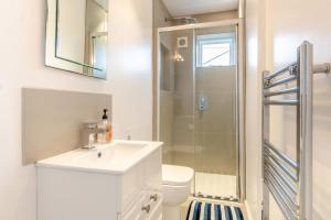 a bathroom with a toilet and a sink and a shower at 5 Bed in Walberswick oc-hlodg2 in Walberswick +28 photos