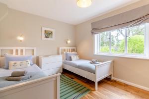 a bedroom with two beds and a window at 5 Bed in Walberswick oc-hlodg2 in Walberswick