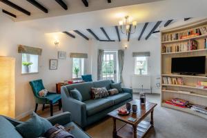 a living room with a couch and a tv at 3 Bed in Kirkbymoorside oc-y100 in Kirkbymoorside