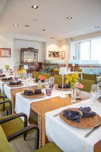 a large dining room with tables and chairs at Dal Moro Gallery Hotel in Assisi