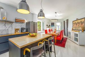 a kitchen and dining room with a table and chairs at Villa Bella by Villa Plus in Svetvinčenat