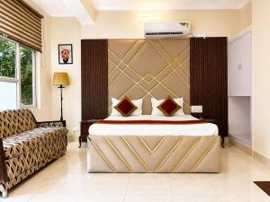 a hotel room with a bed and a couch at Hotel Swisston Palace in New Delhi