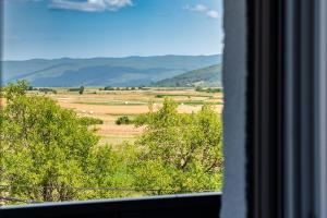 widok pola z okna pociągu w obiekcie Guesthouse Viktorija Flat - Deluxe Apartment w mieście Otočac