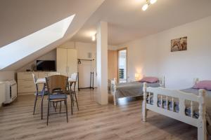 sypialnia z dwoma łóżkami piętrowymi i jadalnią w obiekcie Guesthouse Viktorija Flat - Deluxe Apartment w mieście Otočac