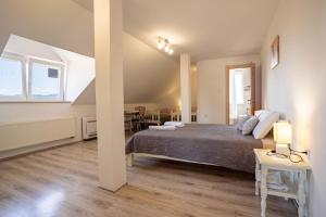 sypialnia z dużym łóżkiem i stołem w obiekcie Guesthouse Viktorija Flat - Deluxe Apartment w mieście Otočac