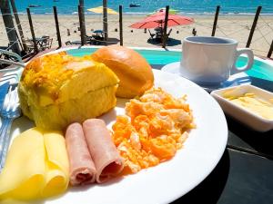 a plate of food on a table next to the beach at Pousada e restaurante casa dos ventos in Icapuí +15 photos
