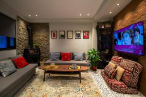 a living room with a couch and a tv at Alojamientos Chaouni in Chefchaouen