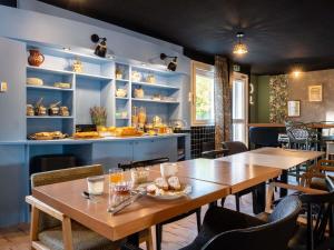 a dining room with a table and chairs at greet Chartres Est in Chartres