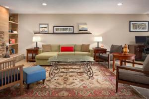 - un salon avec un canapé et une table dans l'établissement Country Inn & Suites by Radisson, Lexington, KY, à Lexington