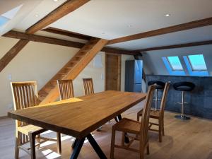 a dining room with a wooden table and chairs at Gästehof Tultewitz in Naumburg