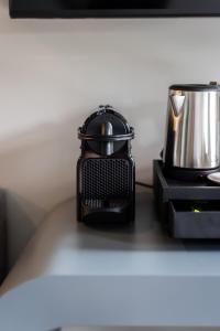 a slow cooker and a pot on a counter at Moon & Sun Funchal in Funchal