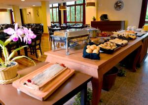 a buffet line with food on a table in a restaurant at Vista Azul Hotel Frente Pedra Azul in Pedra Azul