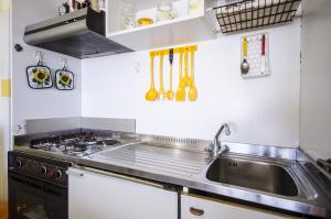 Kitchen o kitchenette sa Holiday House Naxos