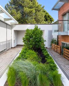 a garden in the middle of a house at Dal Moro Gallery Hotel in Assisi