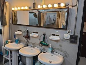 a bathroom with two sinks and a mirror at Dreamcatcher Bangkok in Bangkok +6 photos