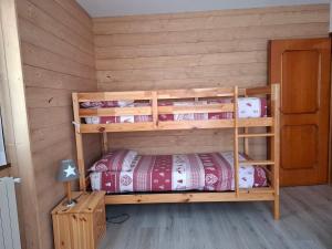 ein Schlafzimmer mit zwei Etagenbetten in einer Blockhütte in der Unterkunft Tra le Vette in Caspoggio